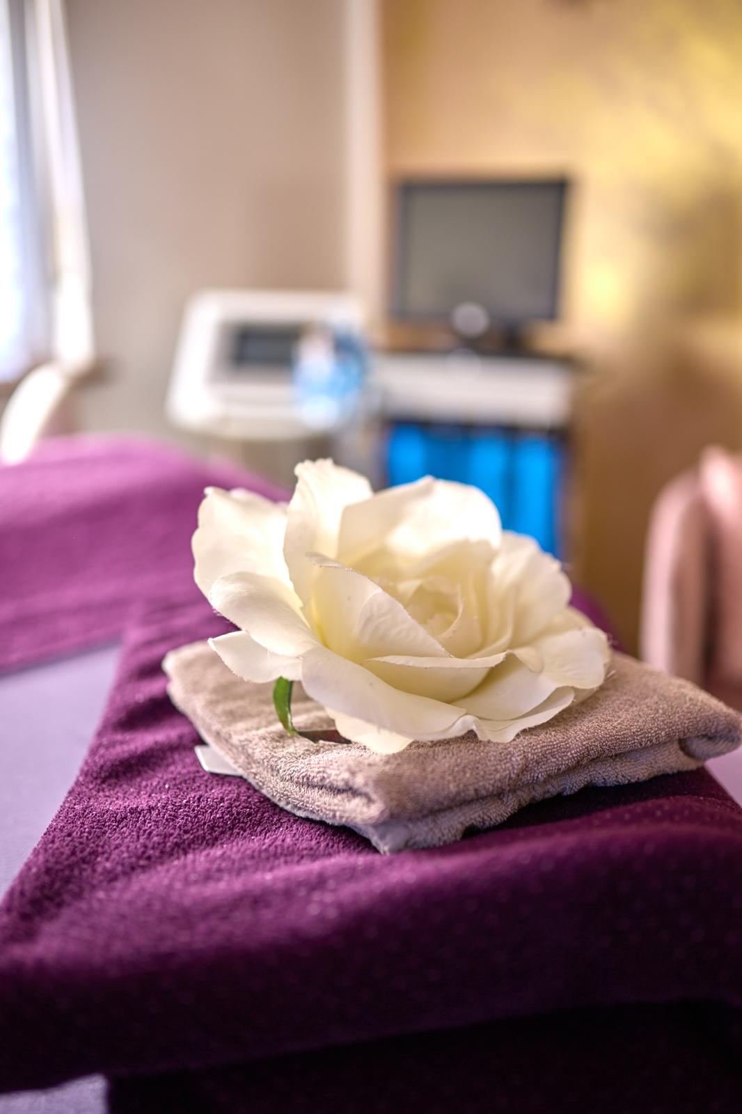 Rose auf Handtüchern im Behandlungsraum